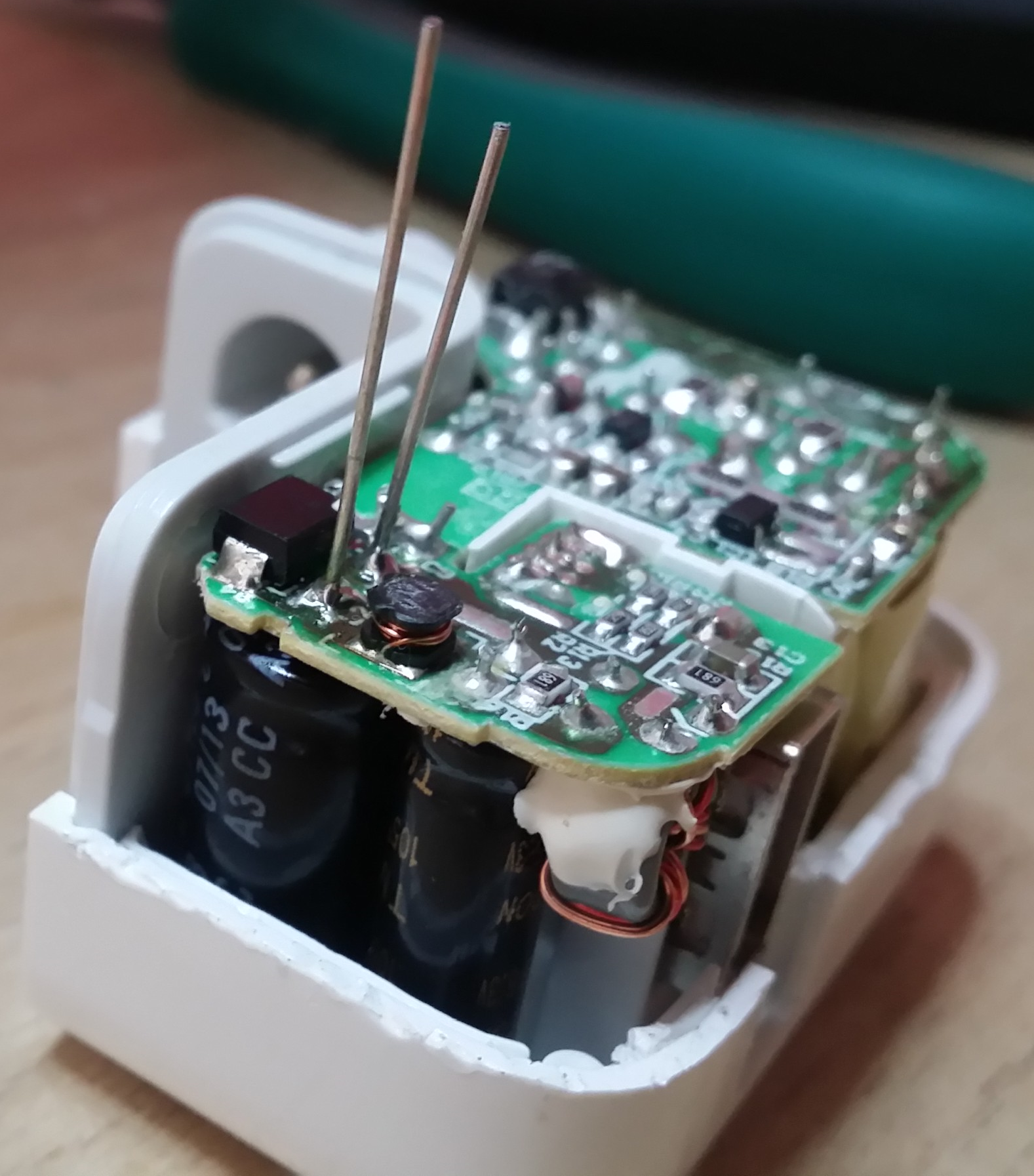 offenes Netzteil mit Platine und neu eingel&ouml;tetem Elko